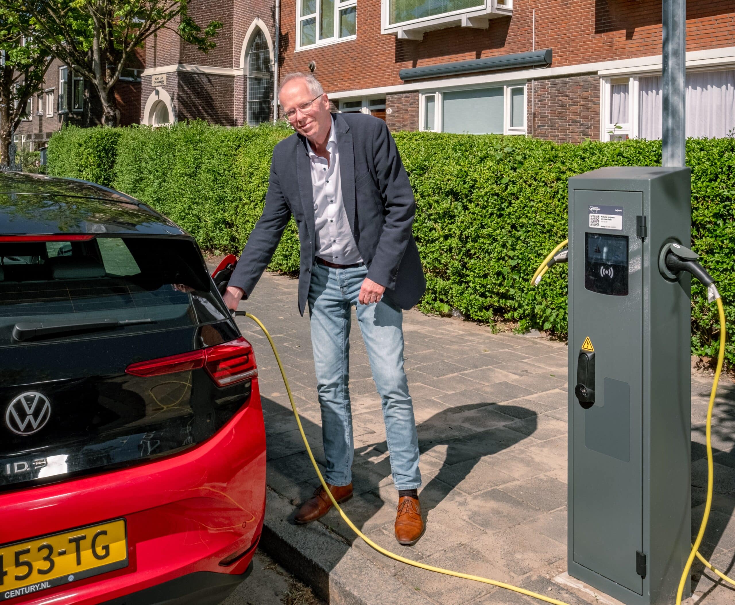 Groningen versnelt uitrol laadinfrastructuur met 100e laadpaal: “Belangrijke stap richting een duurzame toekomst”