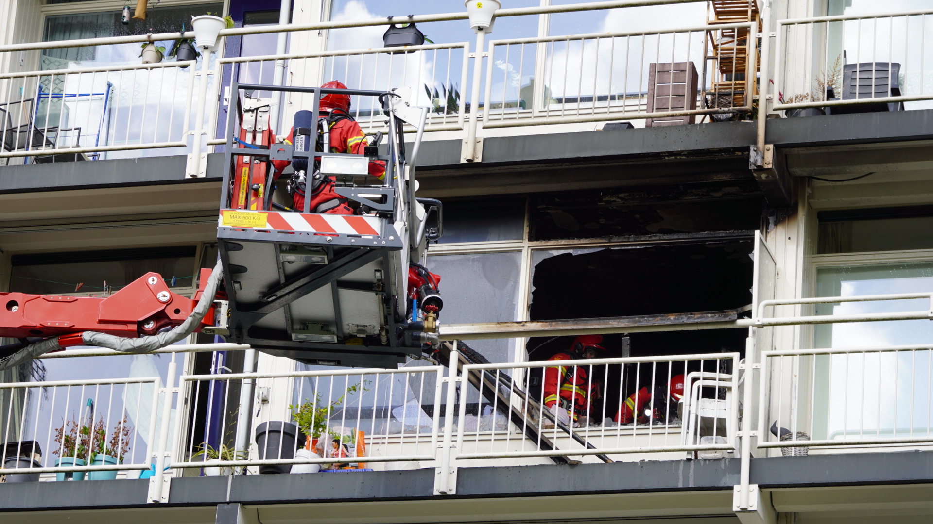 ‘Grote brand’ in flat aan Polluxstraat, brandweer massaal uitgerukt