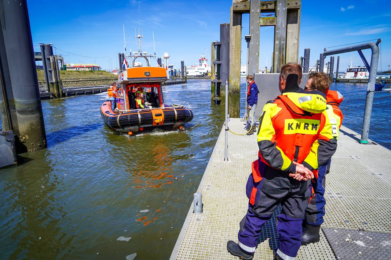 Vermiste windsurfer op Lauwersmeer snel teruggevonden