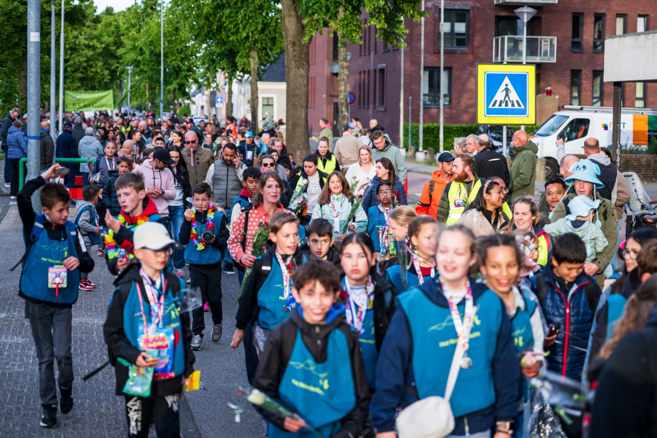 Feestelijke afsluiting avondvierdaagse Hoogezand trekt ruim tweeduizend deelnemers