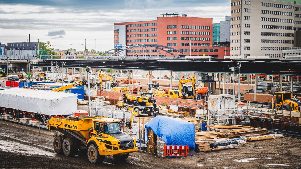 Eerste contouren van nieuwe busonderdoorgang zichtbaar bij Hoofdstation Groningen
