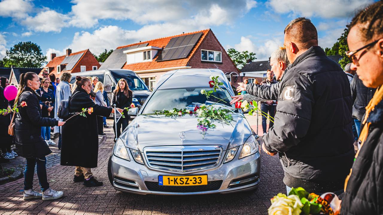 Indrukwekkende herdenkingstocht in Beerta voor omgekomen kinderen Jeffrey en Emma