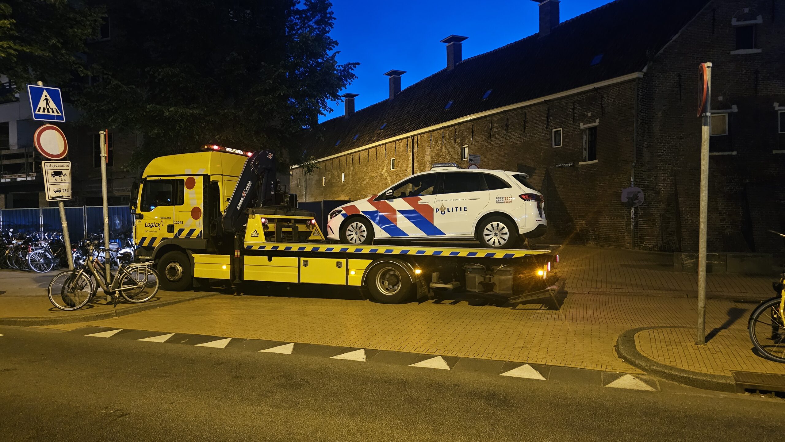 Politieauto botst op betonnen bankje in Groningen