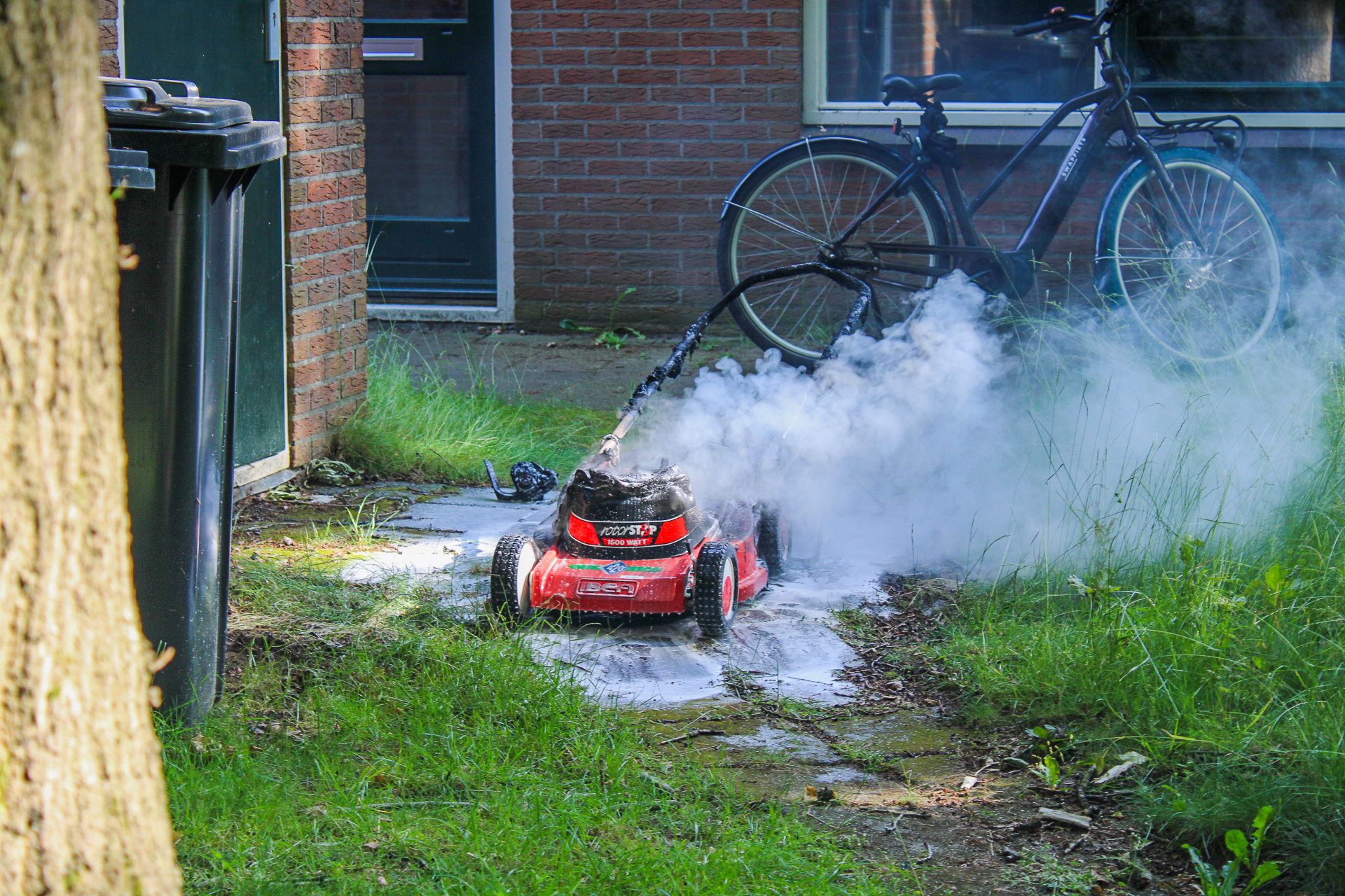 Grasmaaier brandt volledig uit in Zuidlaren: vermoedelijk kortsluiting