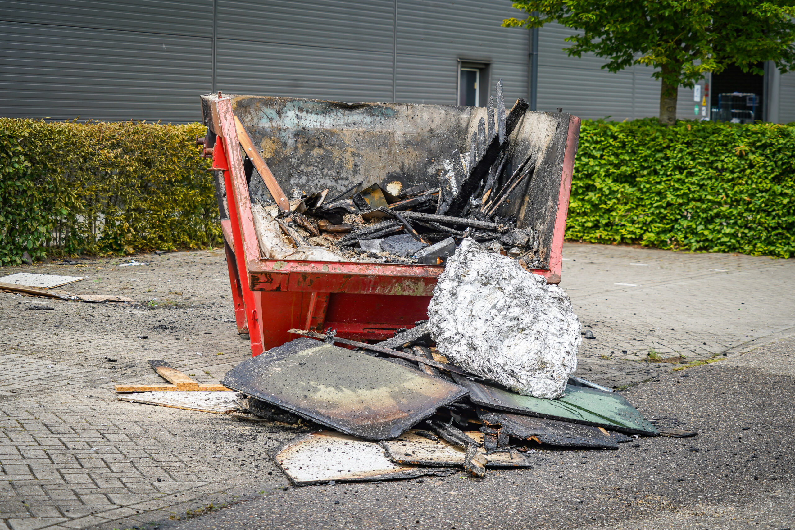 Containerbrand aan de Nautilusstraat in Emmen snel onder controle