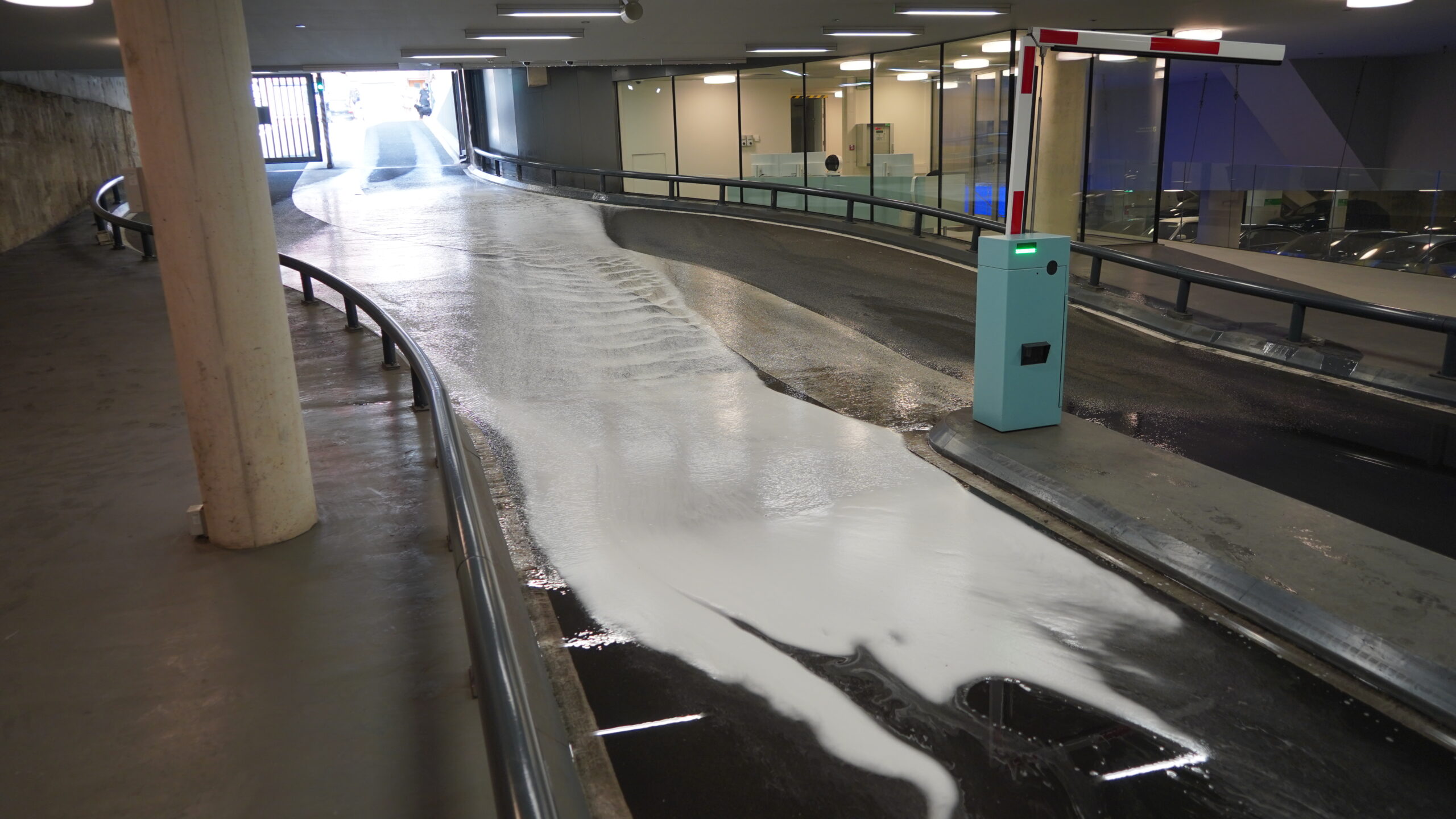 Sprinklerdefect zet ingang parkeergarage Forum Groningen onder water