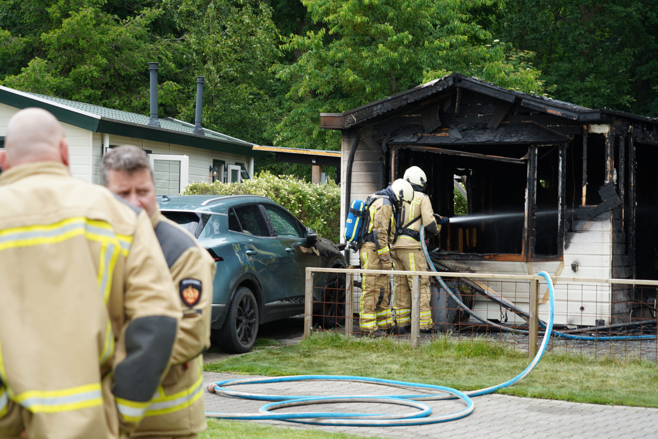 Felle brand verwoest chalet op camping in Nijensleek
