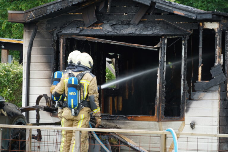 Uitslaande brand verwoest chalet op camping De Moesberg in Nijensleek