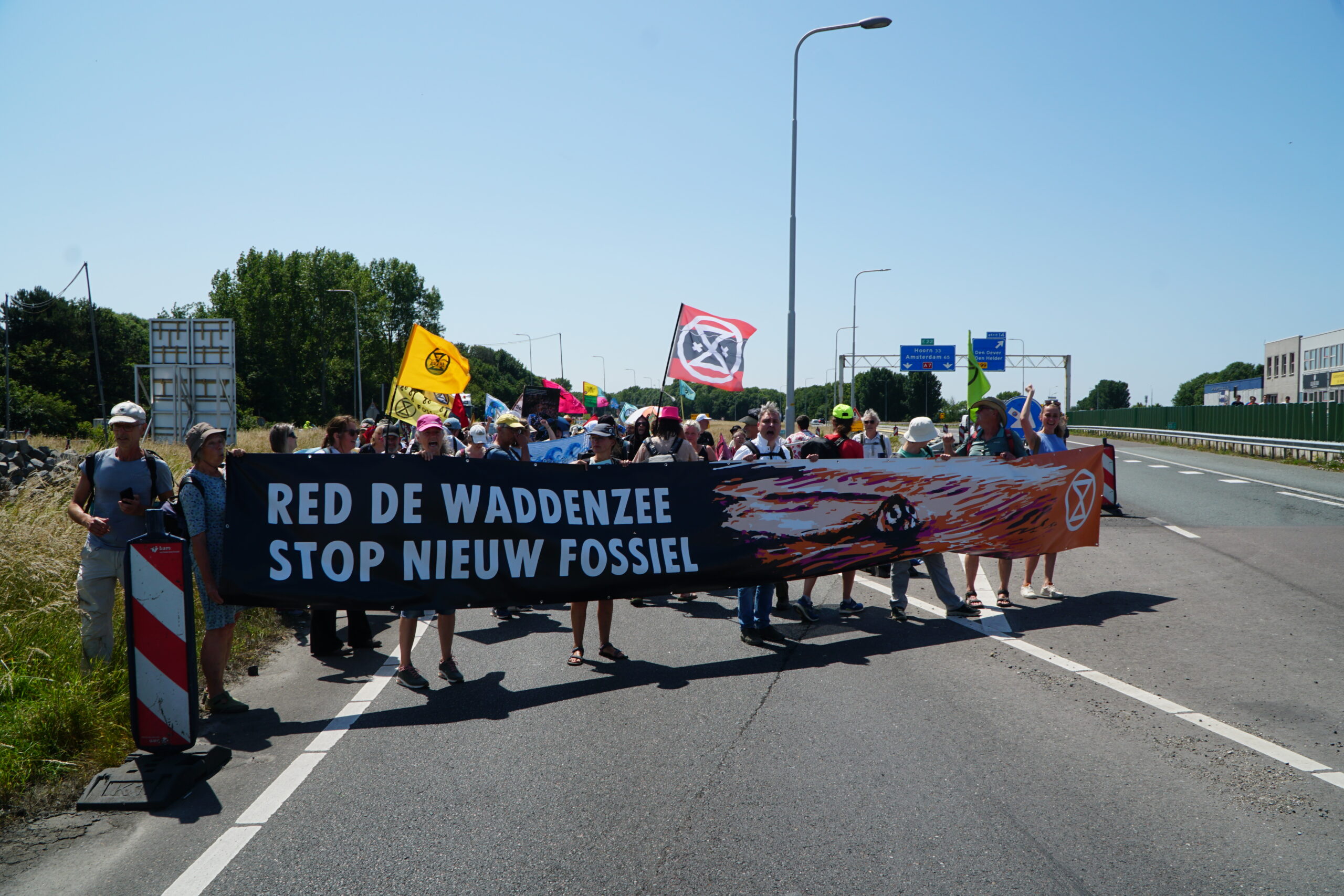 Extinction Rebellion blokkeert Afsluitdijk uit protest tegen gasboringen onder Waddenzee