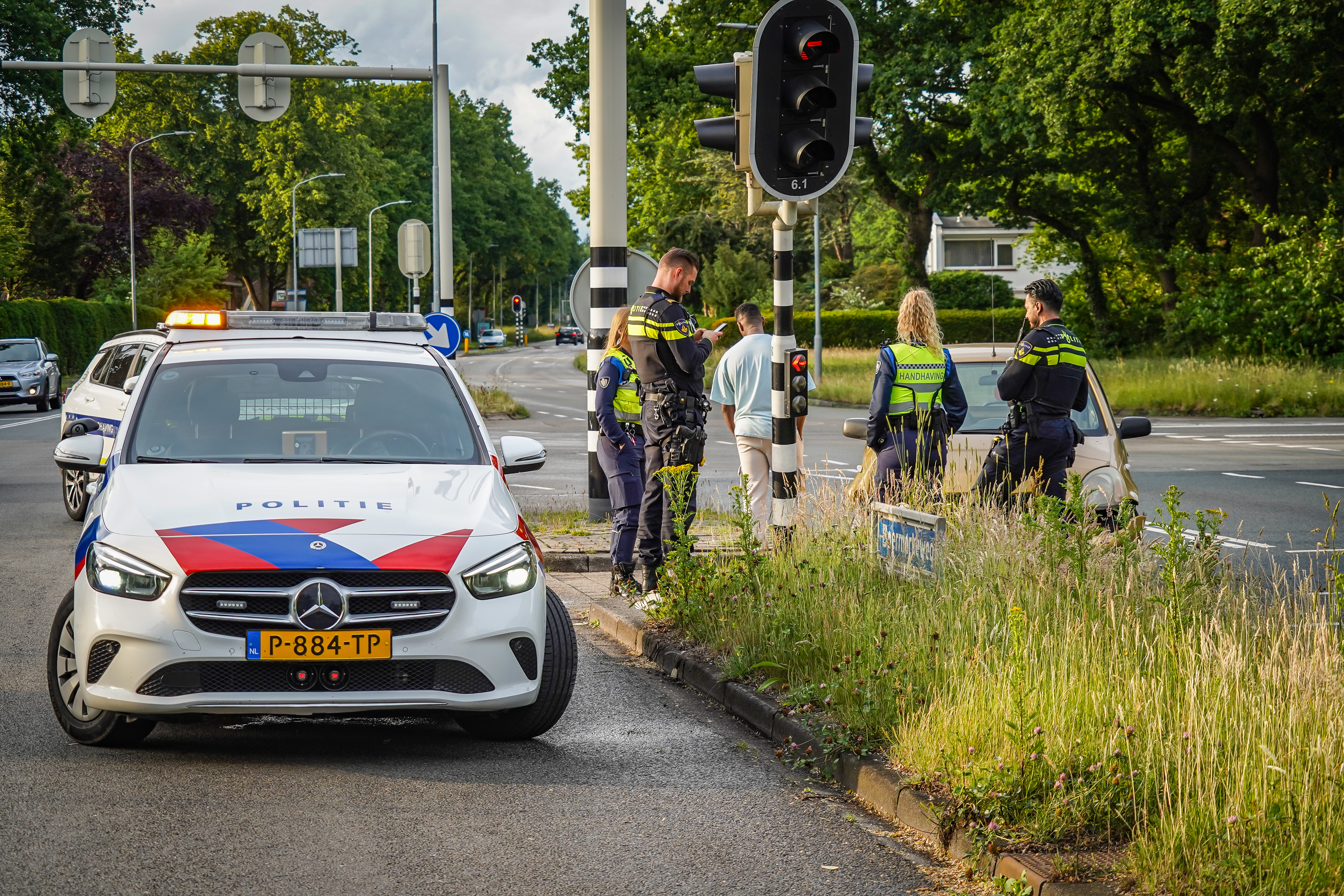 Auto komt in de middenberm tot stilstand Emmen