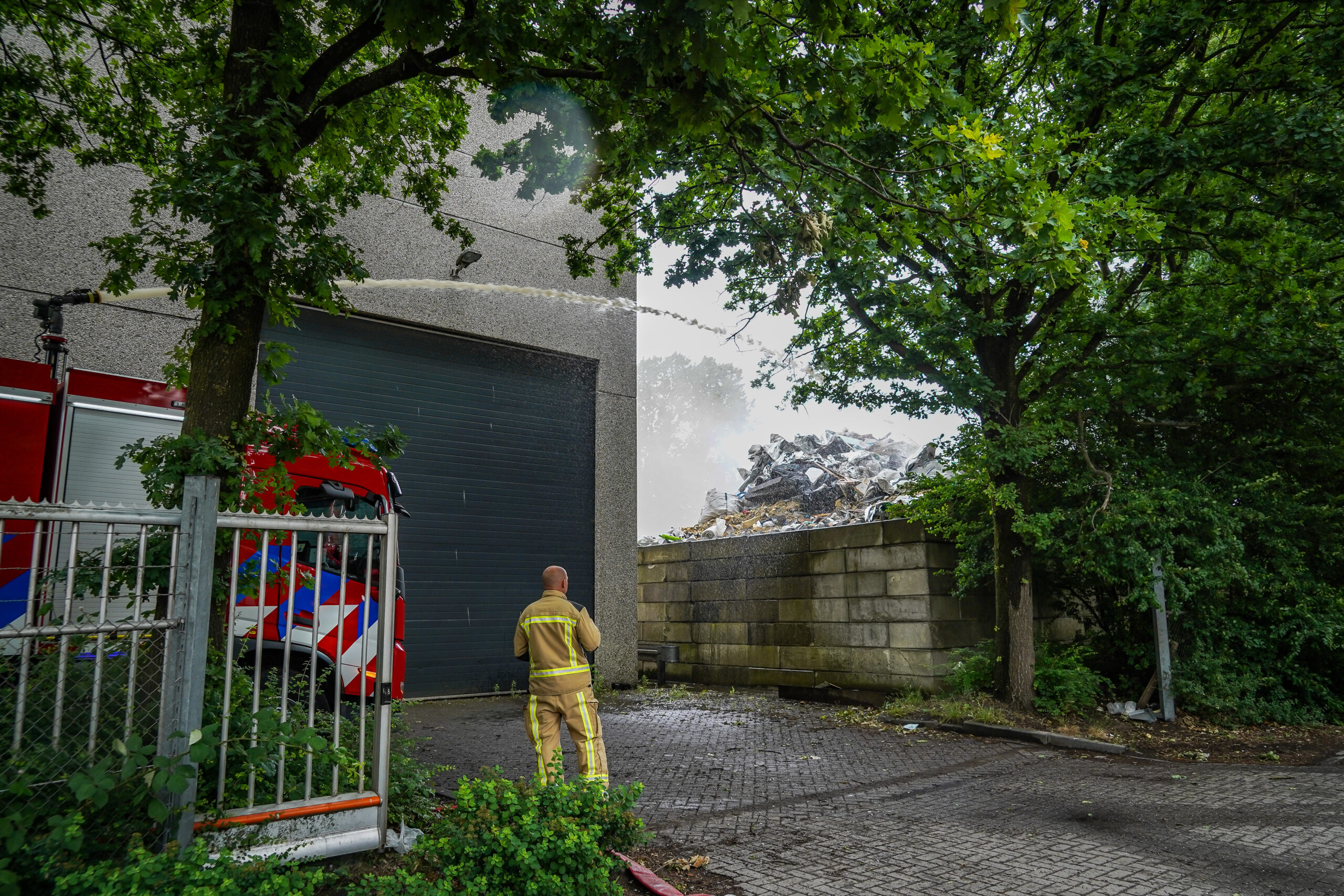 Brand bij recyclingbedrijf PreZero in Emmen zorgt voor flinke rookontwikkeling