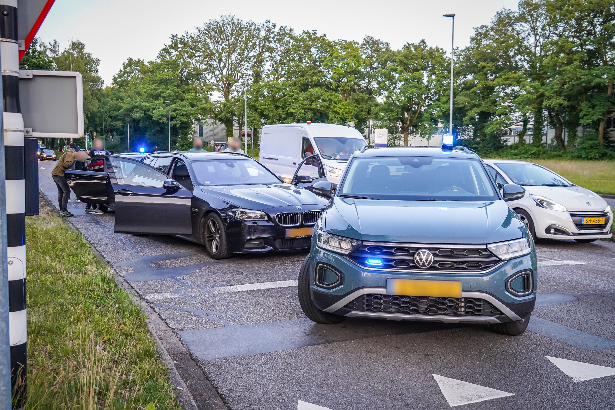Mogelijk gestolen BMW klemgereden door politie in Emmen