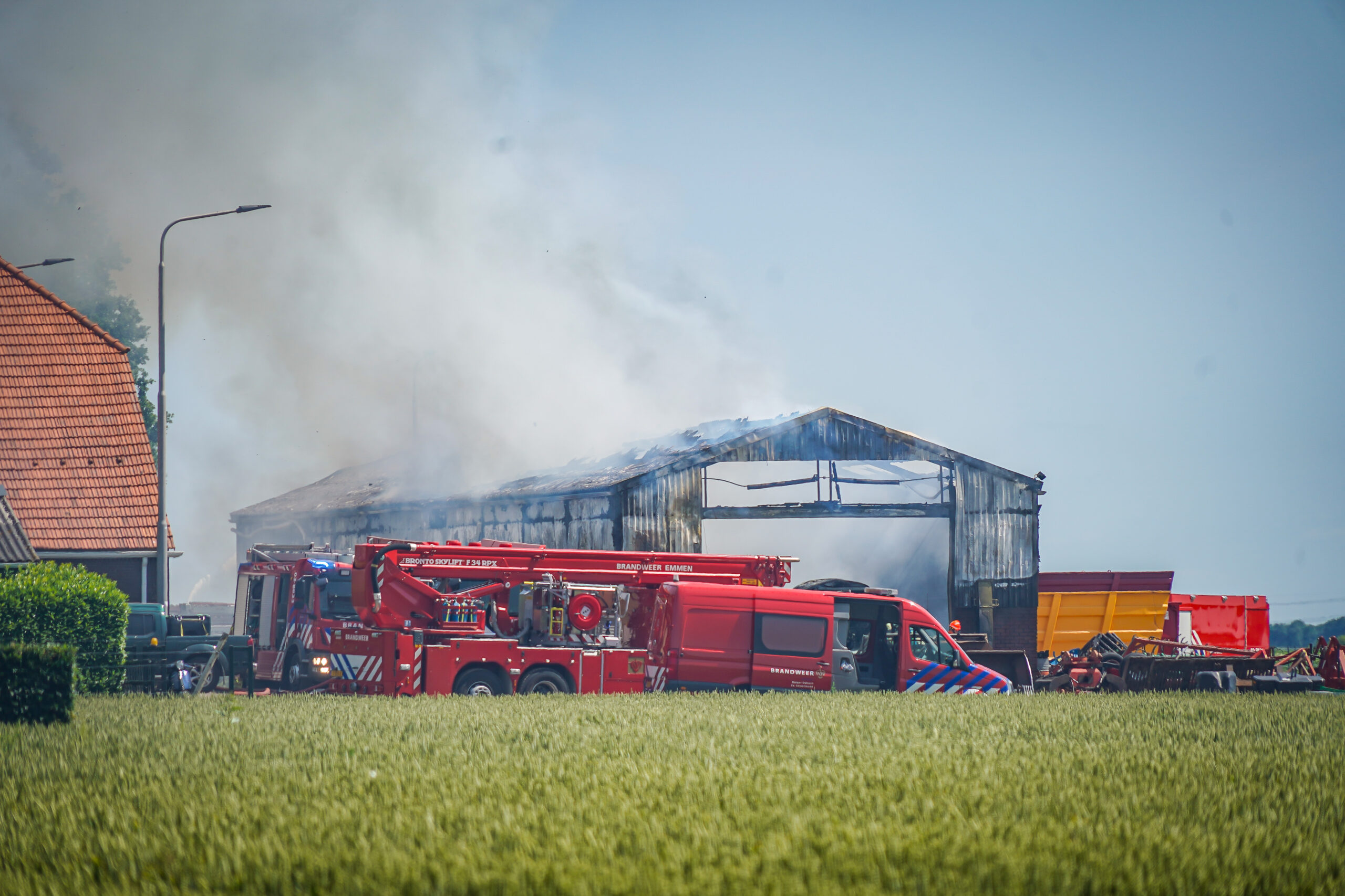Loods met trekkers verwoest door grote brand in Valthermond