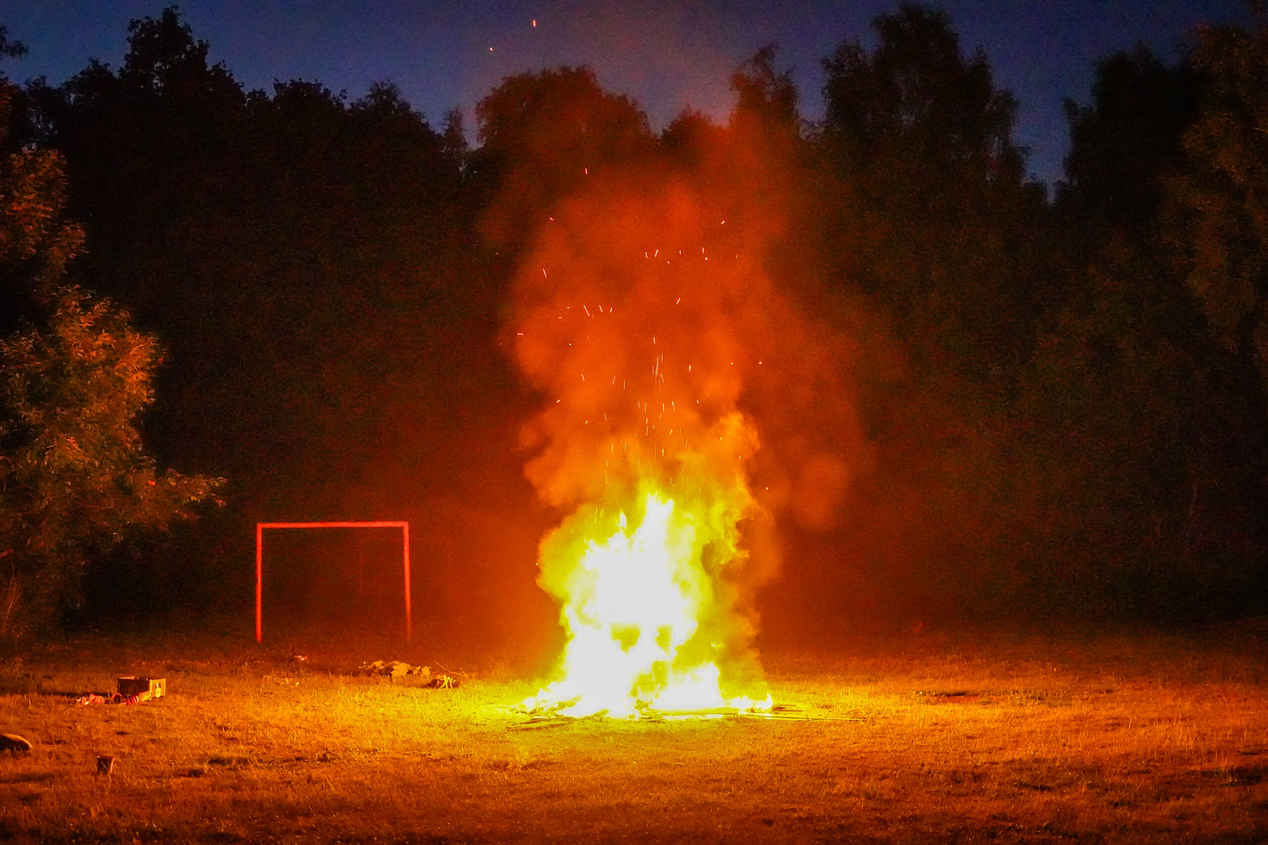 Felle buitenbrand in Emmen: Vuurkorf veroorzaakt metershoge vlammen