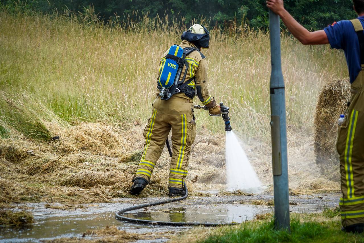 Brand in hooi langs weg bij Veldstukken in Emmen snel geblust
