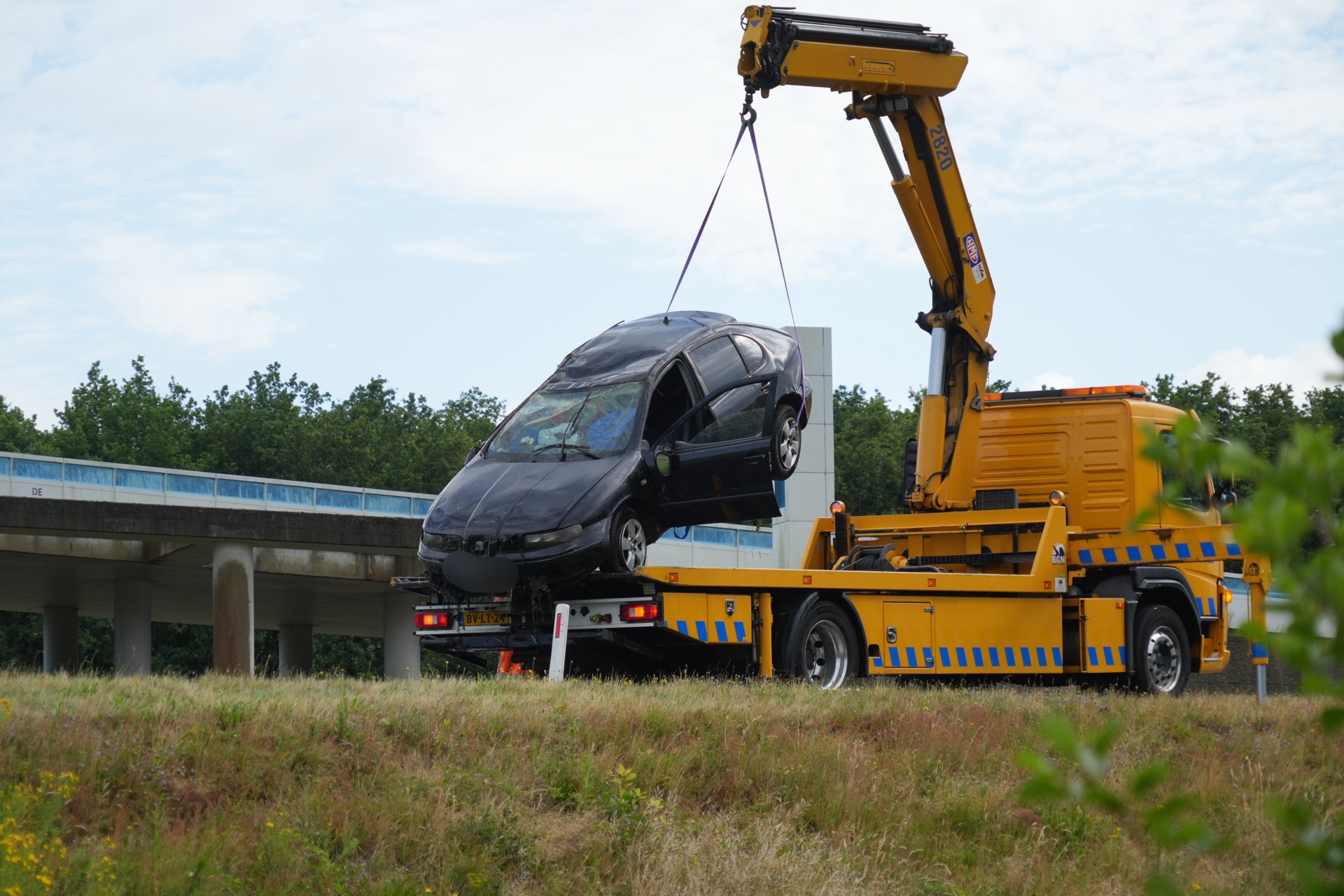Auto belandt op de kop in sloot bij Assen, hulpdiensten rukken massaal uit