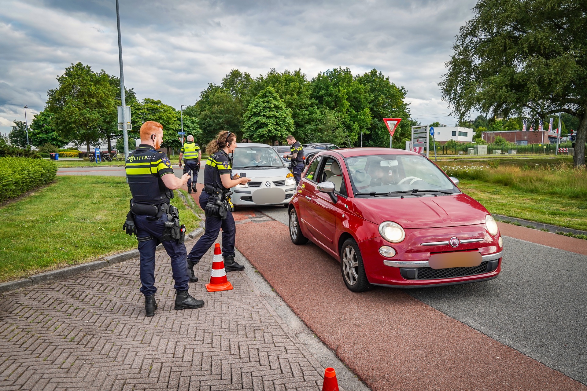 Politie houdt verkeerscontrole in Emmen: meerdere bekeuringen uitgedeeld