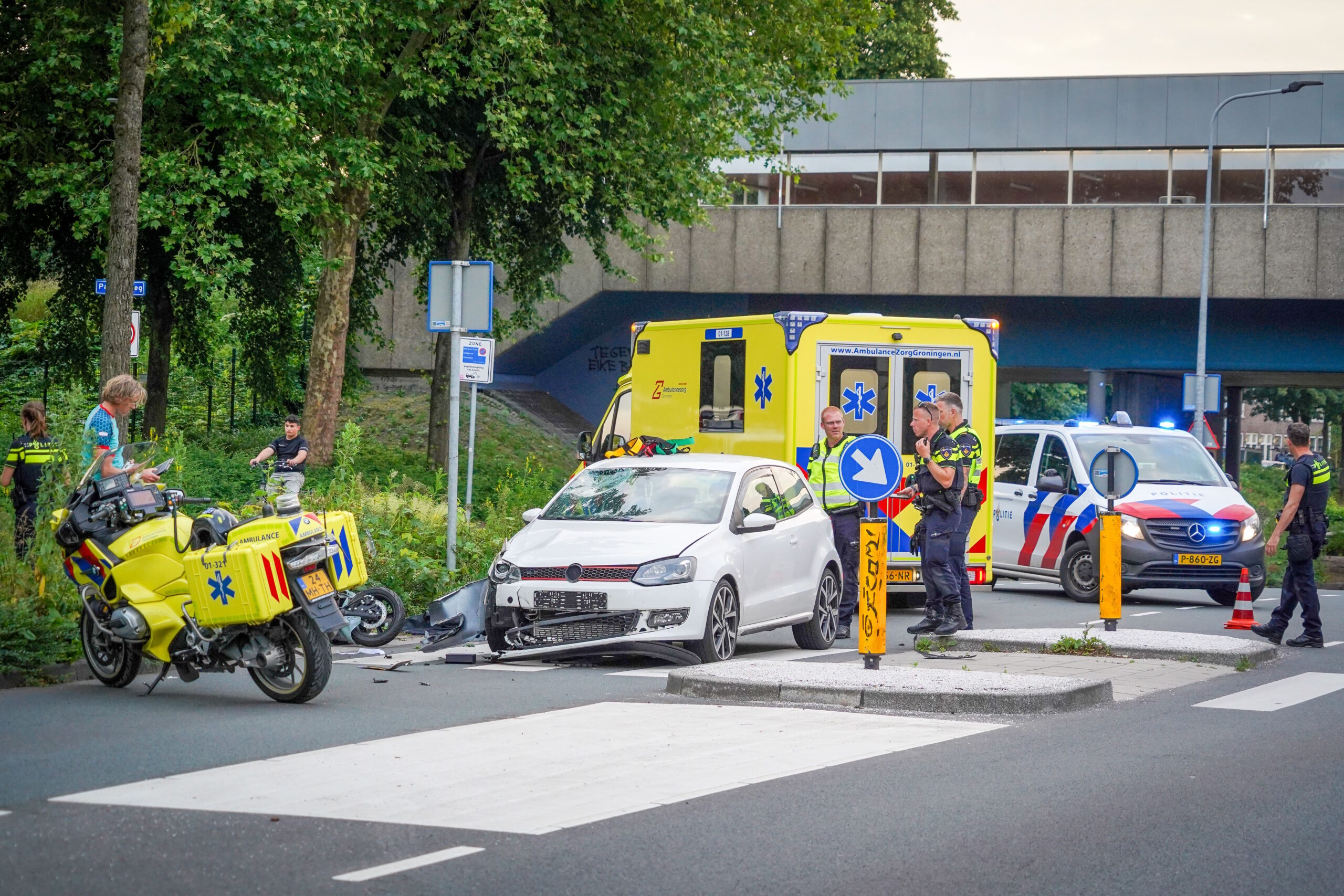 Ernstig ongeval tussen auto en scooter op Parallelweg in Groningen
