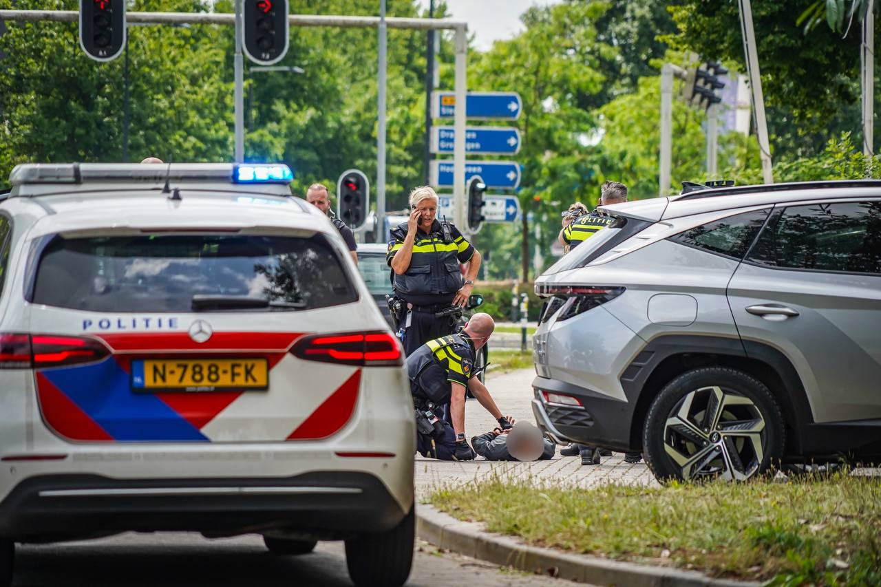 Dreigende man met messen neergehaald door politie in Emmen