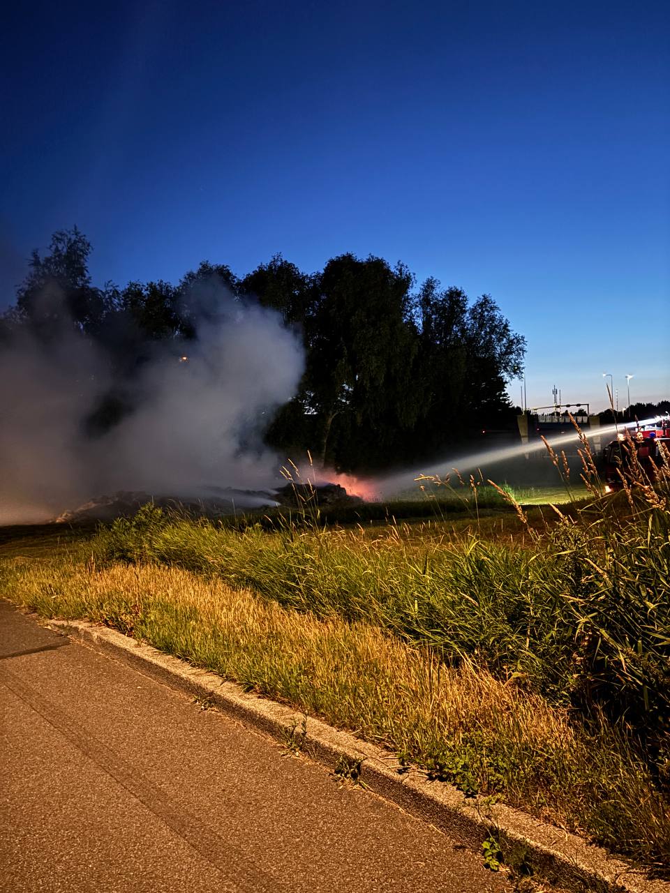 Stro in brand langs Driebondsweg in Groningen