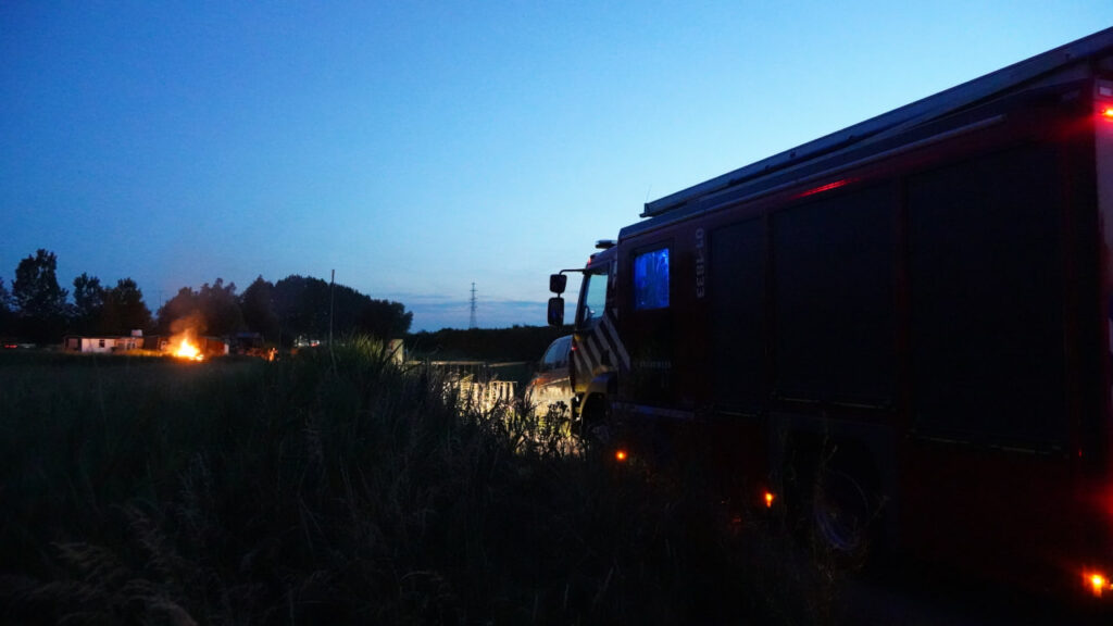 Afvalbrand langs A7 bij Westpoort in Groningen
