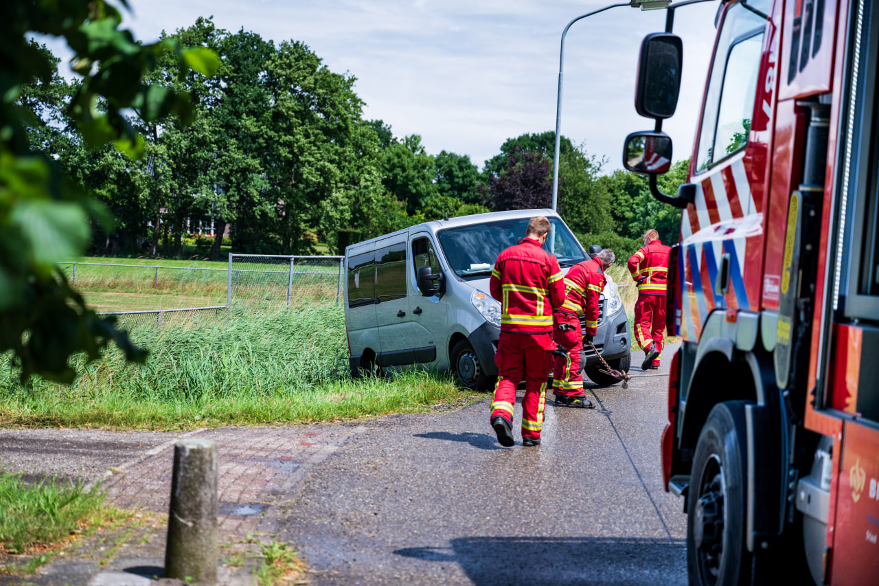 Busje met rolstoeler belandt in sloot in Lageland