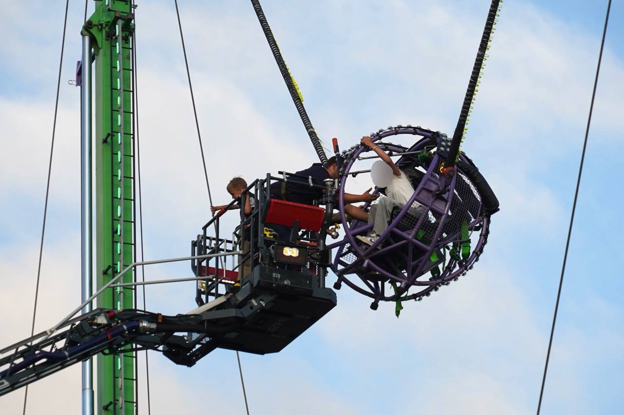 Kinderen op 20 meter hoogte vast in attractie TT Kermis, brandweer redt jongen en meisje