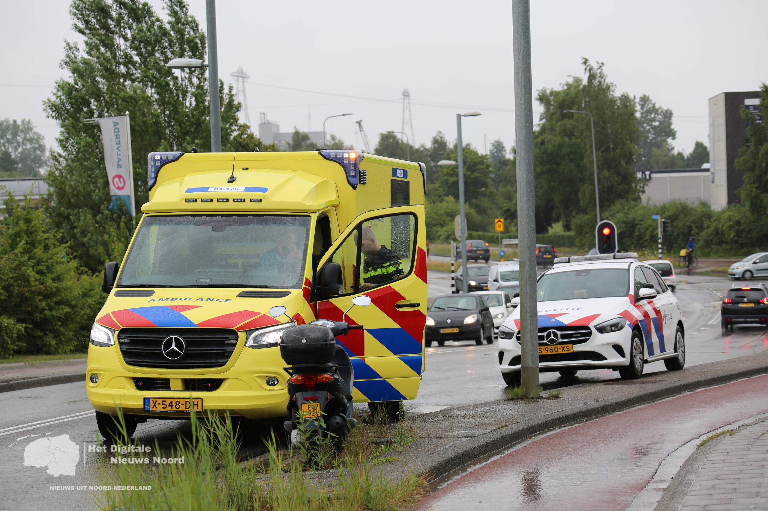 Scooterrijder gewond na val op nat wegdek Berlagebrug in Groningen