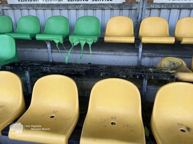 Veel schade na brandstichting op tribune bij voetbalclub VV Harkema-Opeinde