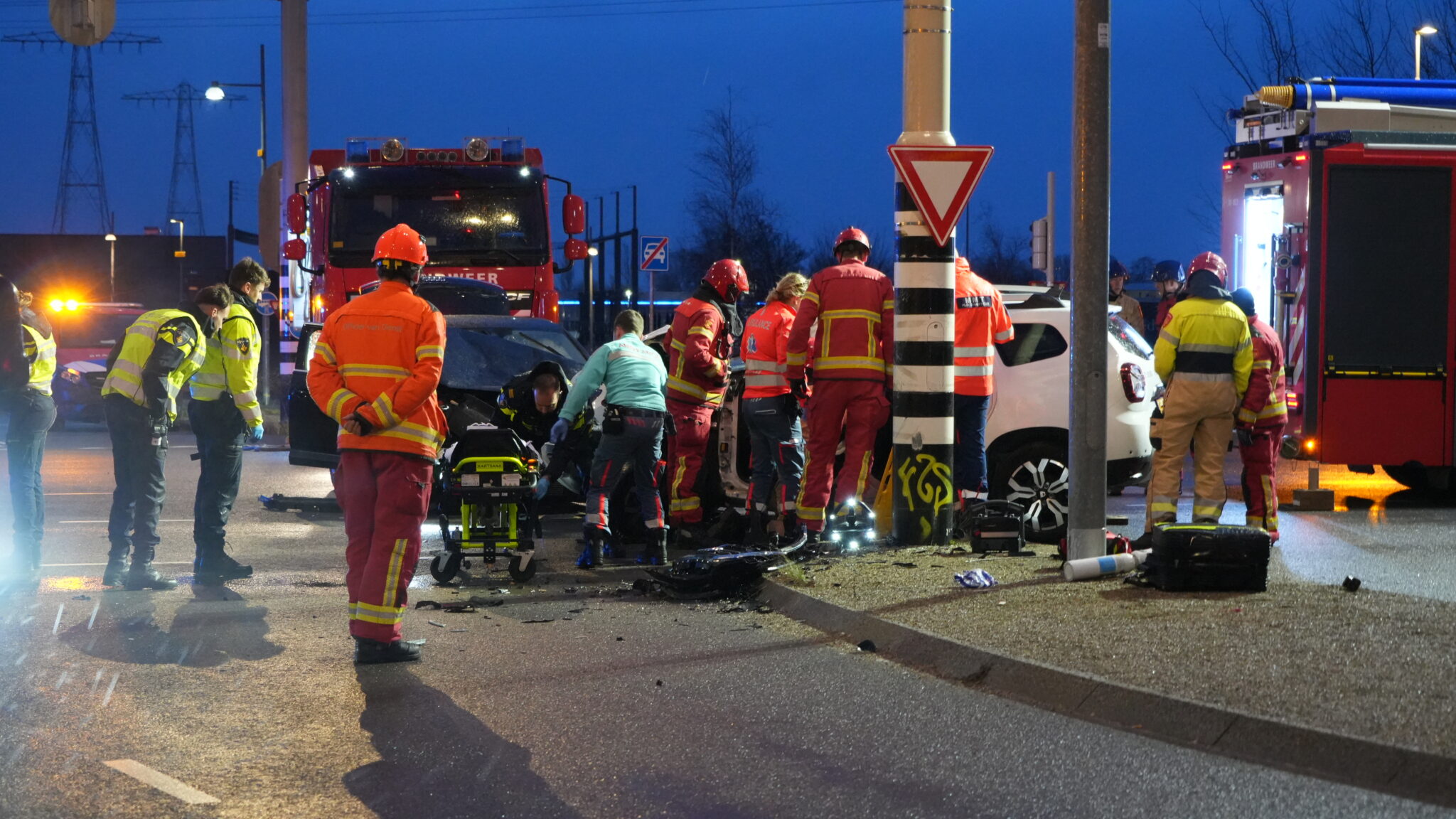 Auto bovenop andere auto bij zeer ernstig ongeval