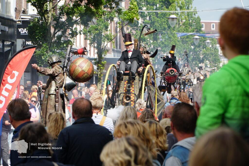 Drukbezocht straatfestival in Sneek: lof, maar ook kritiek (Video)