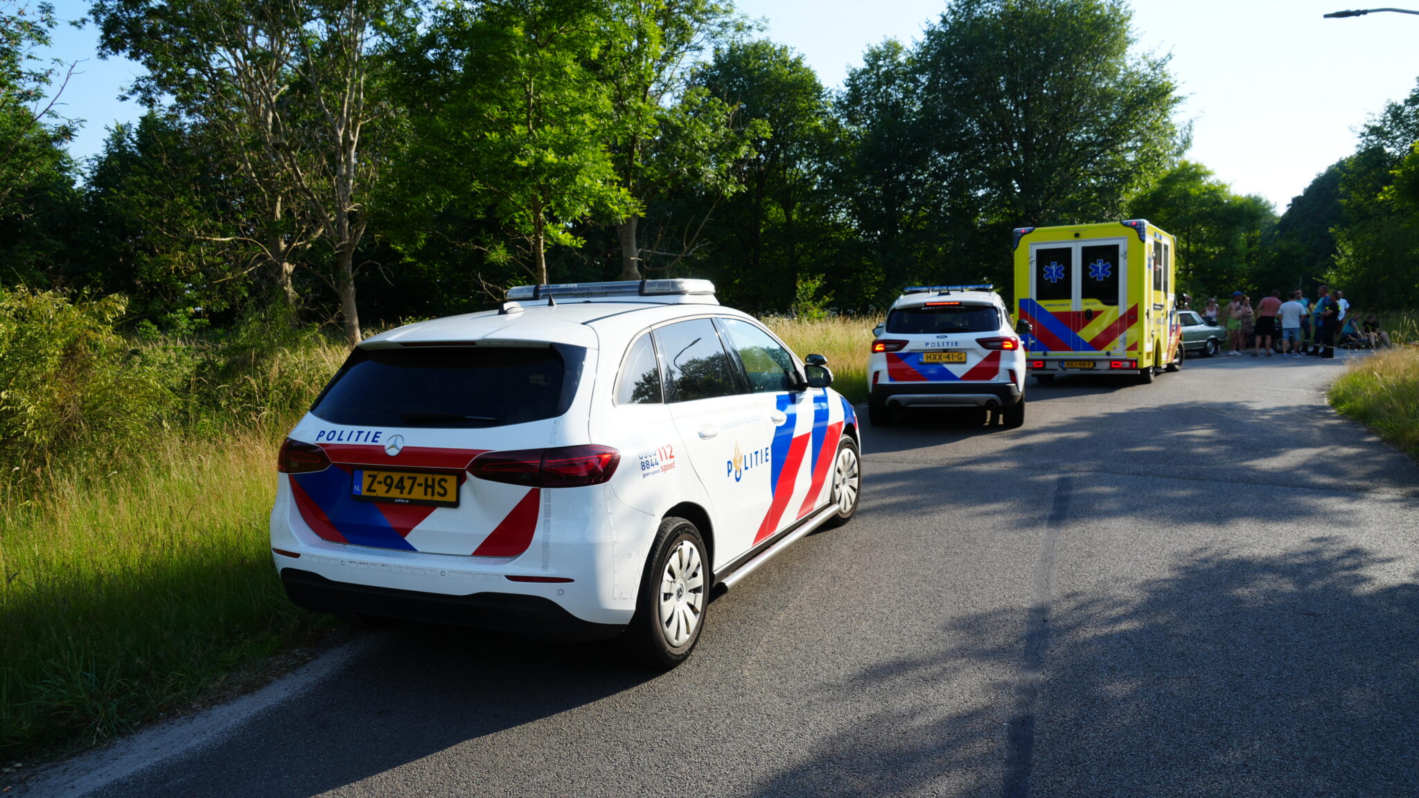 Gewonde bij forse aanrijding tussen motor en oldtimer op Strandweg in Kropswolde