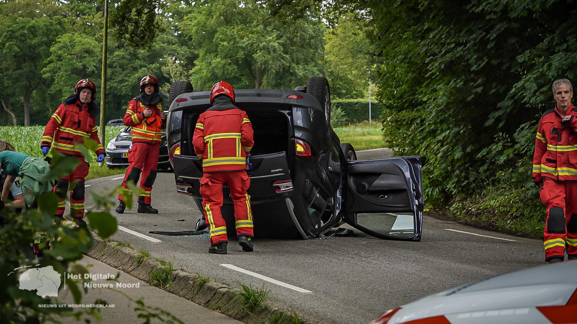 Auto slaat over de kop op Zuidlaarderweg in Glimmen