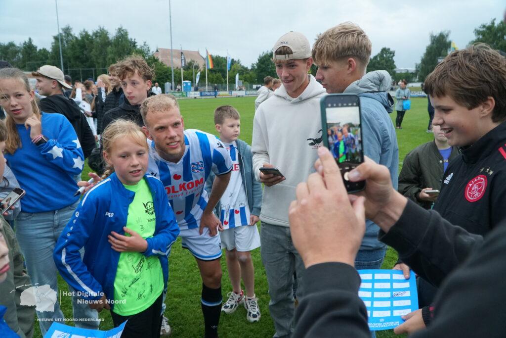 Jeugdige fans stormen veld op na oefenzege SC Heerenveen in Balk