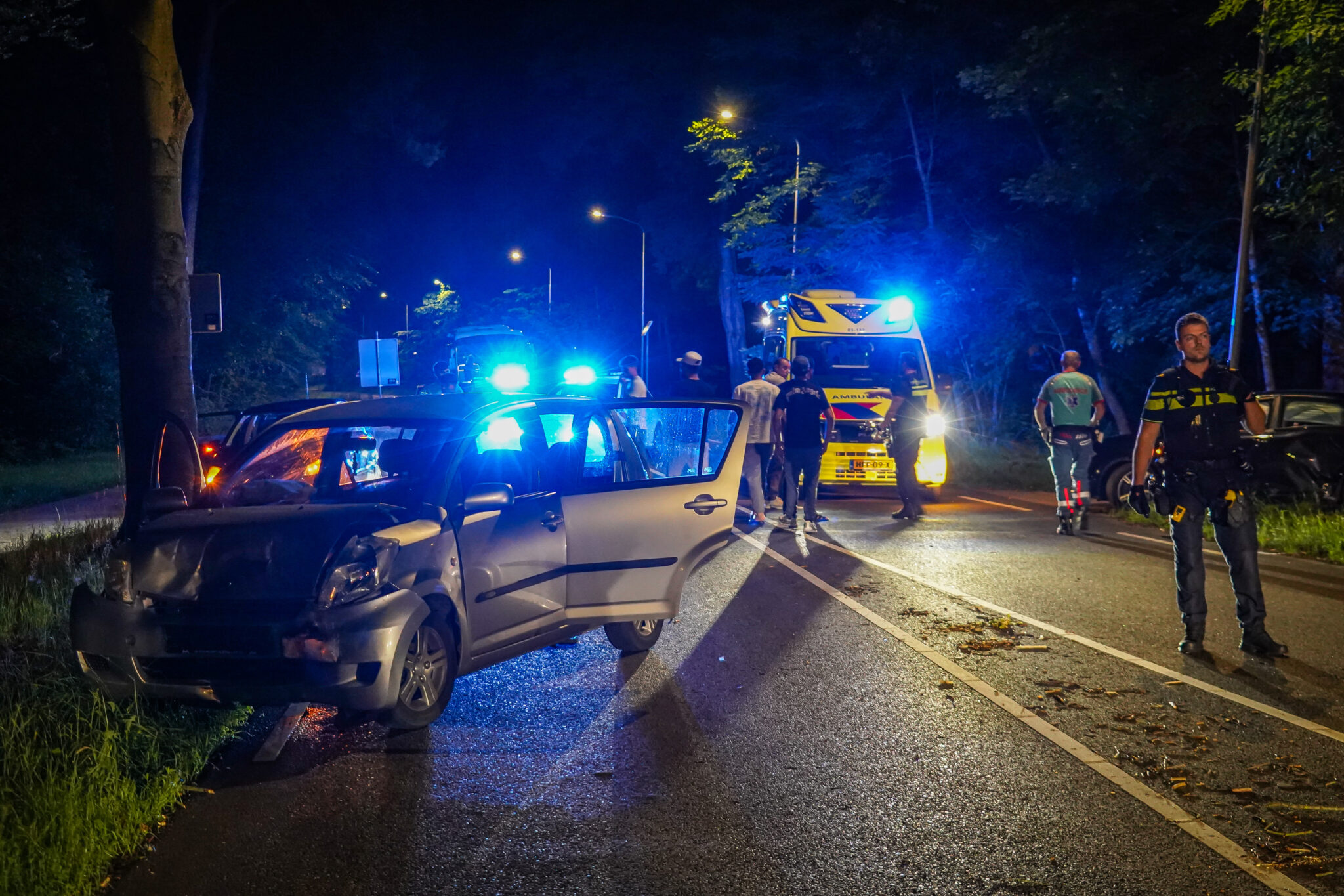 Onrust na ernstig verkeersongeval in Emmen: politie trekt wapenstok