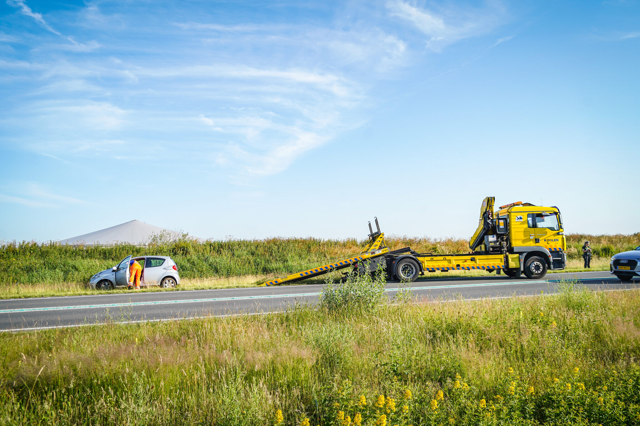 Kilometerslange file na eenzijdig ongeval op N391 bij Nieuw-Weerdinge, KMar-voertuig krijgt lekke band tijdens inzet