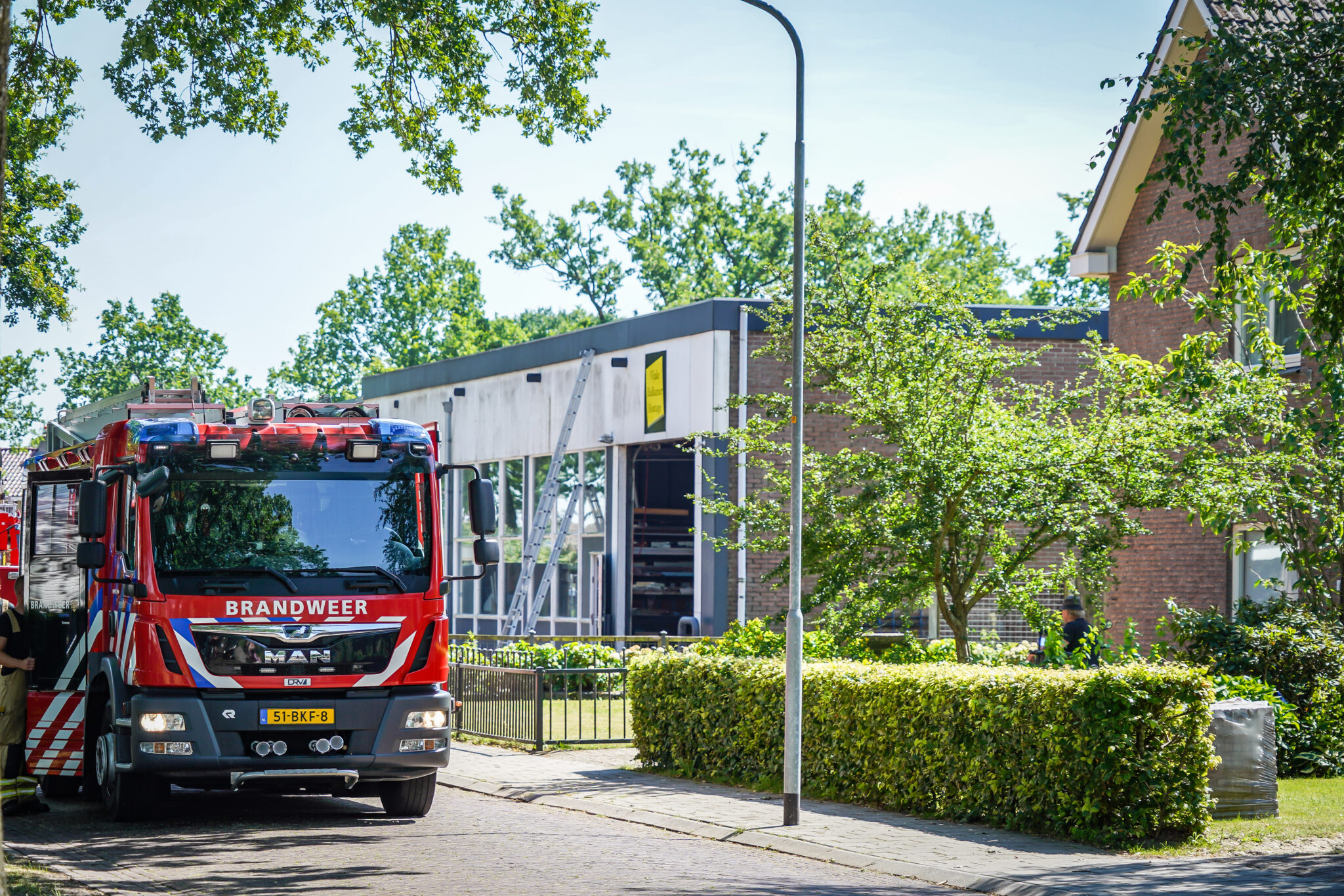Zwarte rookwolken door uitslaande dakbrand aan Kerkweg in Erica