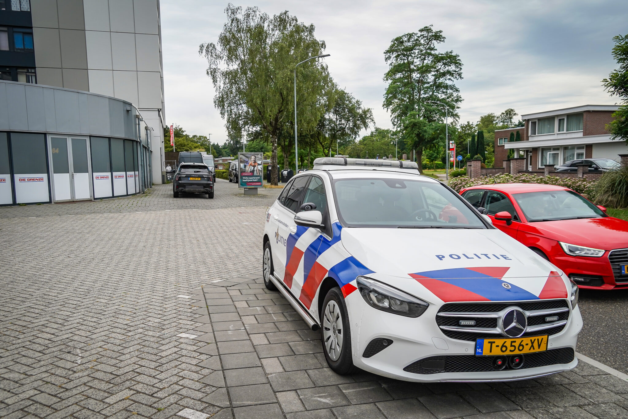 Politie doet onderzoek na aantreffen overleden persoon in flat in Emmen