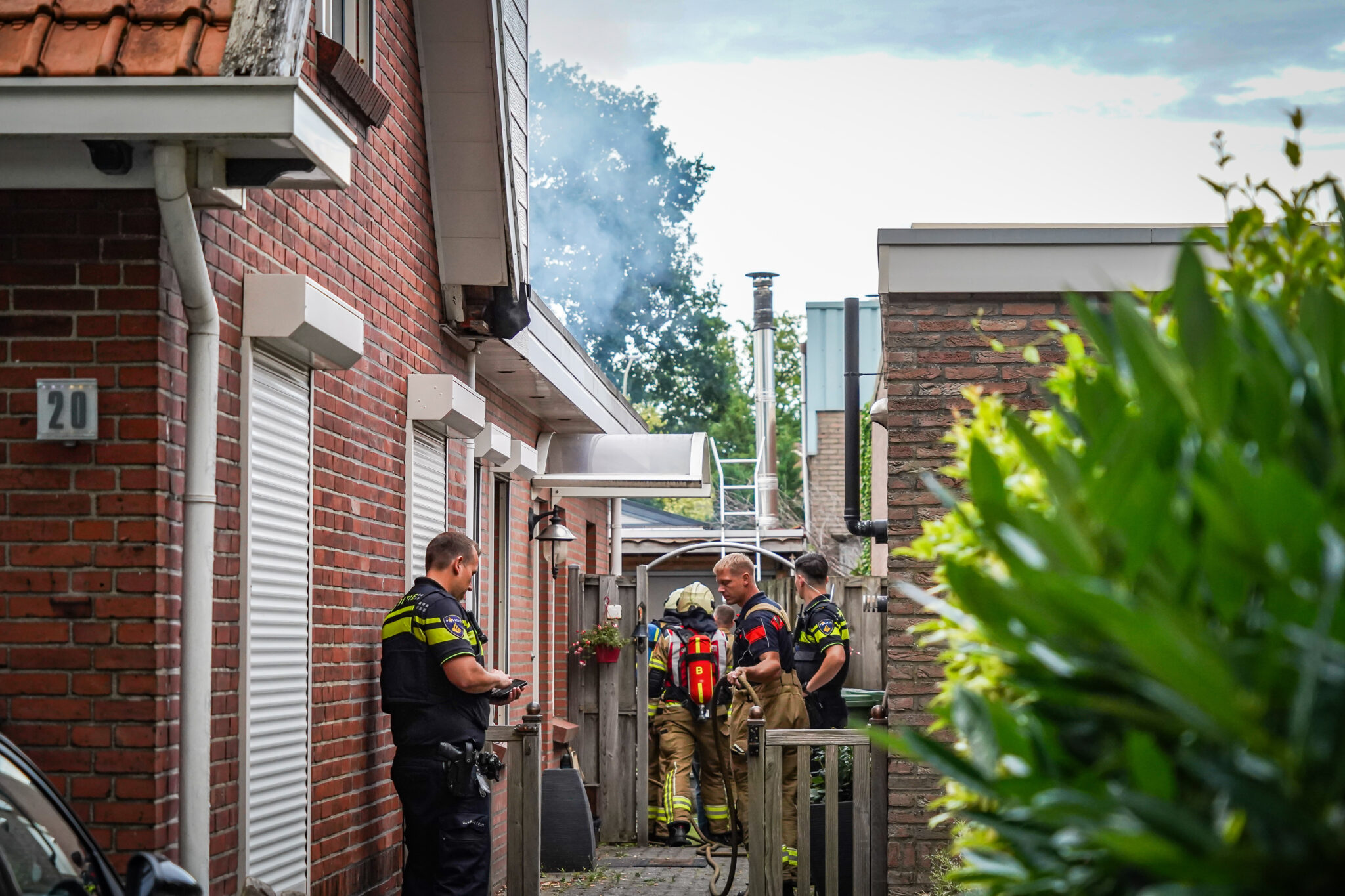 Brand in schuurtje achter woning in Emmen, bewoner nagekeken door ambulance