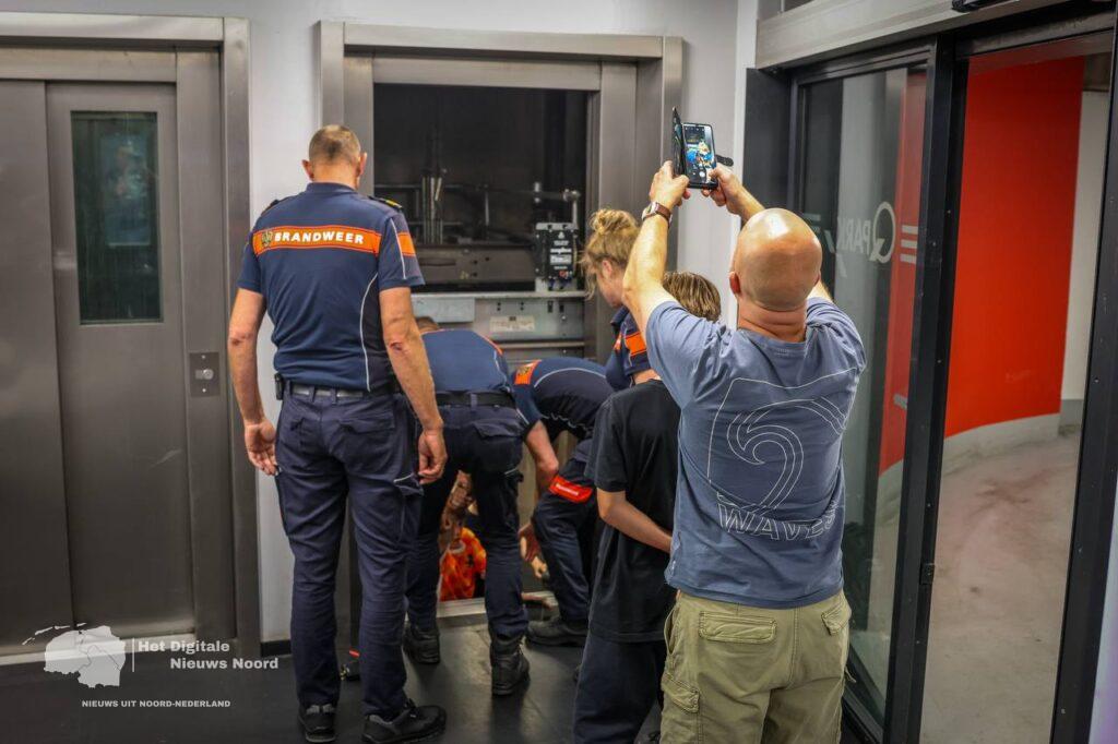 Kinderen vast in lift bij Q-Park Rademarkt in Groningen