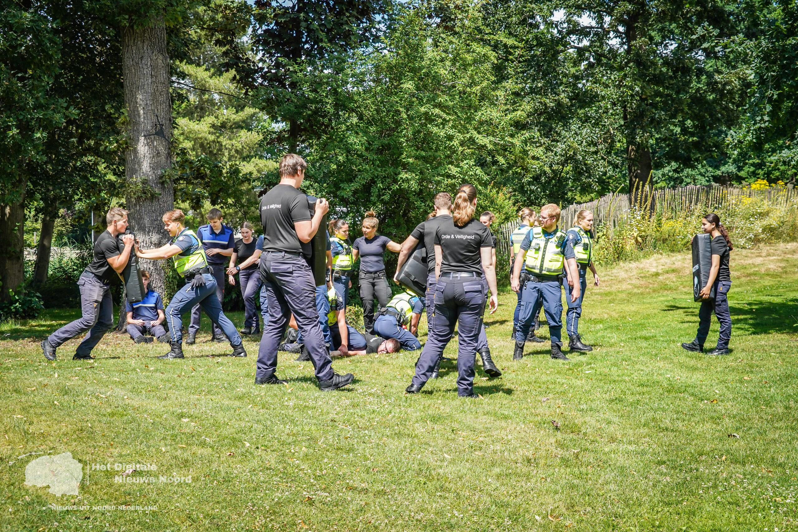 Oefening van de handhaving in het Rensenpark trekt de aandacht van parkbezoekers