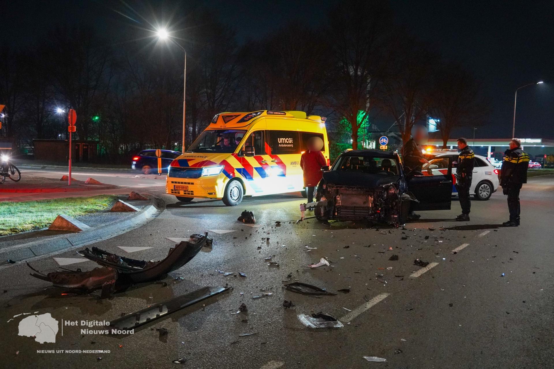 Forse schade bij botsing tussen busje met aanhanger en auto