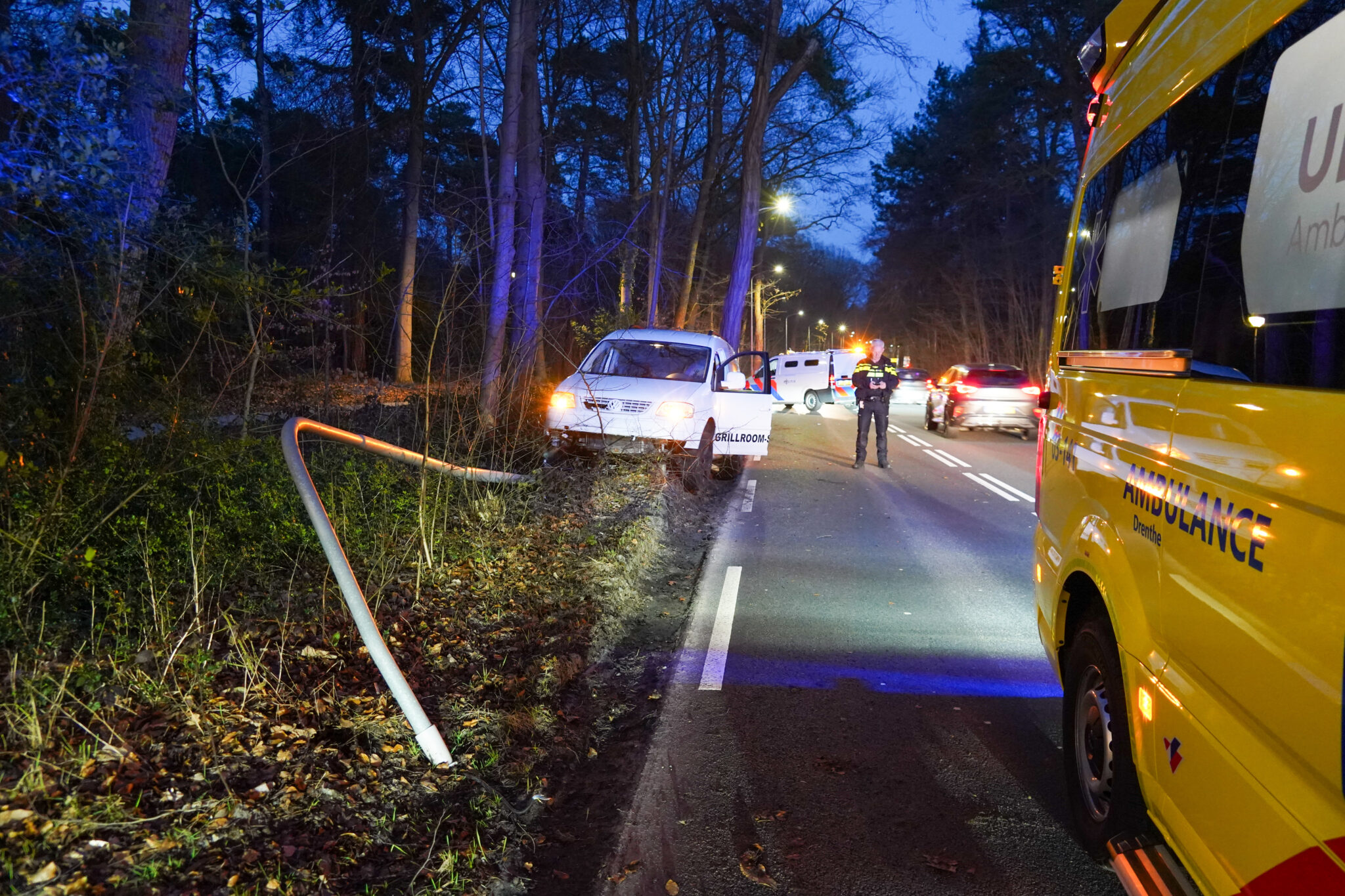 Maaltijdbezorger met busje bovenop lantaarnpaal