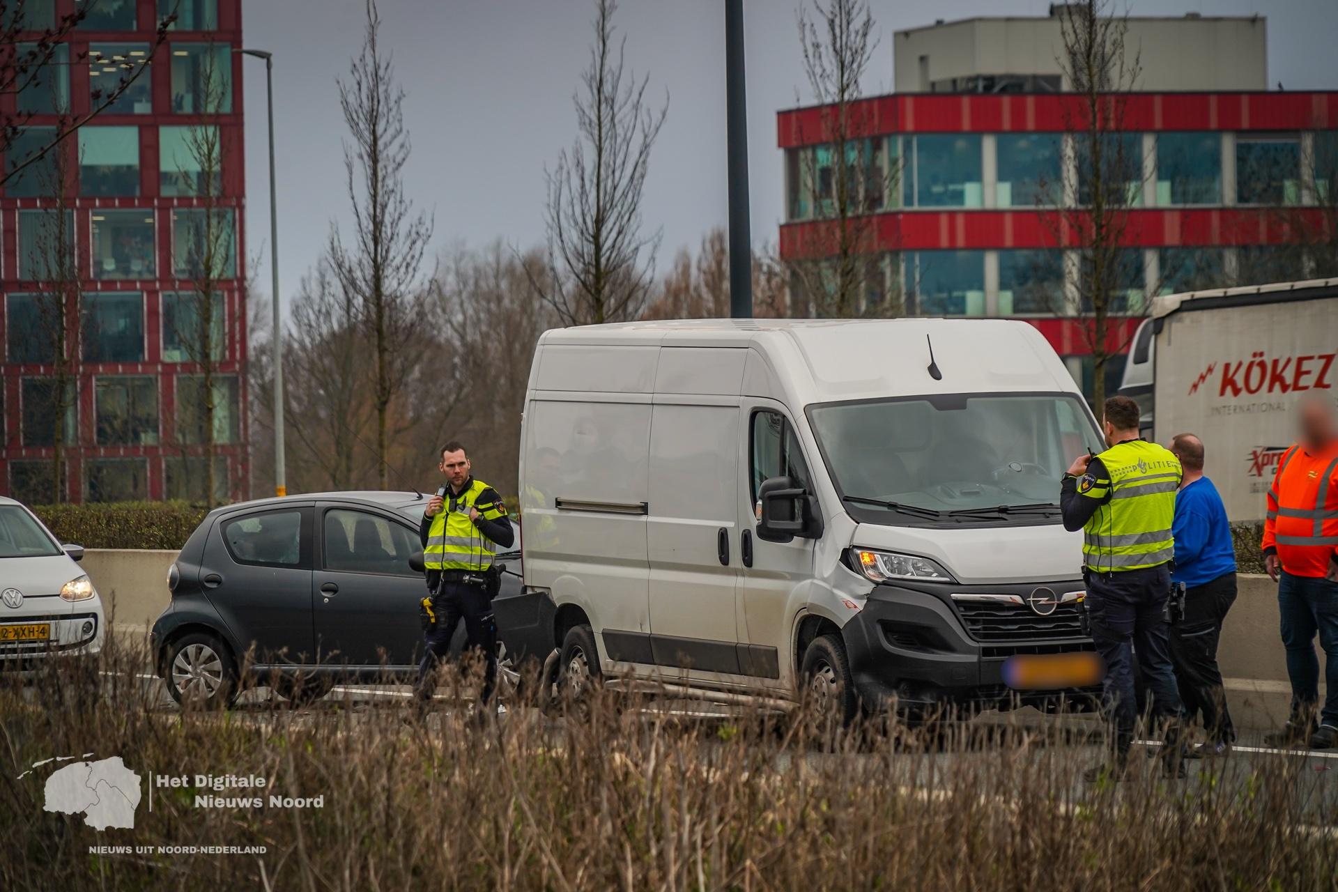 Kop-staartbotsing op N7 bij Groningen, linker rijbaan tijdelijk dicht