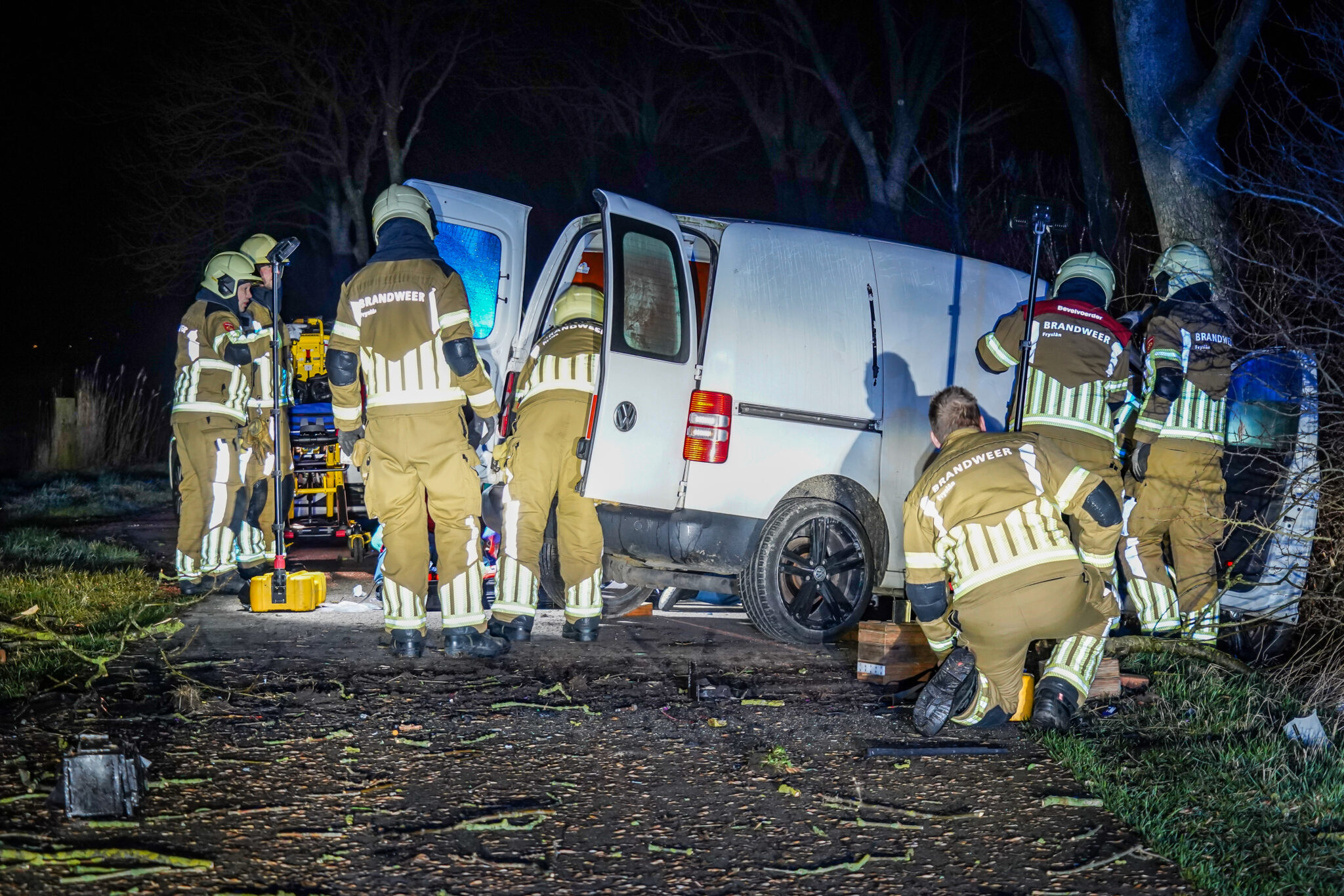 (Video) Bestuurder bekneld na botsing tegen boom