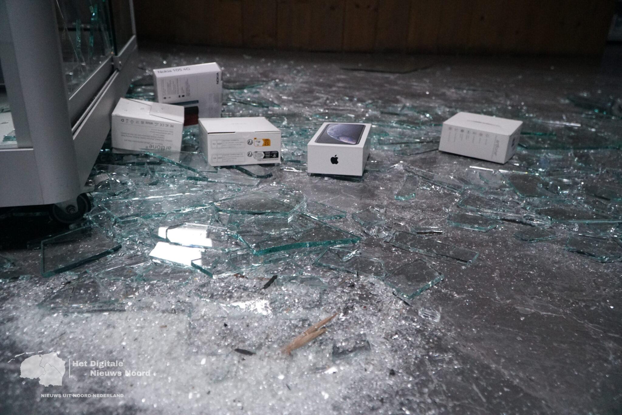 Forse ravage na inbraak bij telefoonwinkel in Heerenveen
