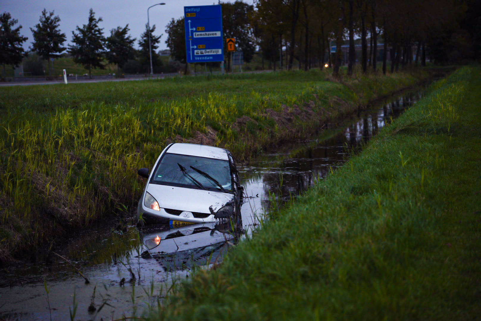 Auto belandt in sloot bij Appingedam, bestuurder mee met de politie