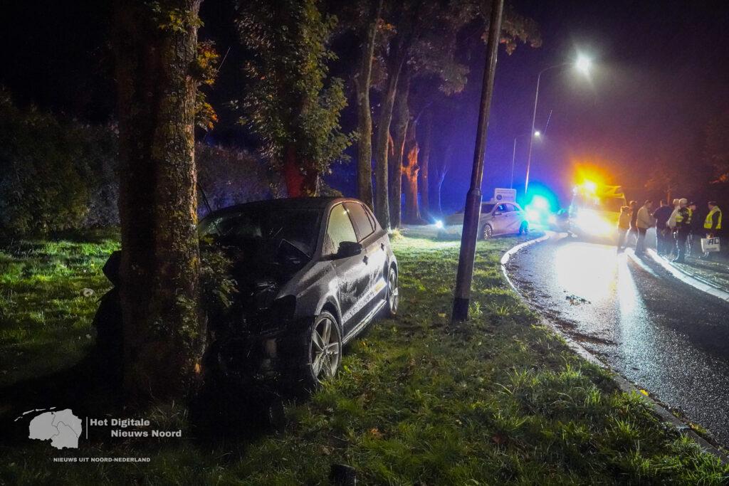 Auto met vier jongeren botst tegen boom in Emmen, een slachtoffer naar ziekenhuis