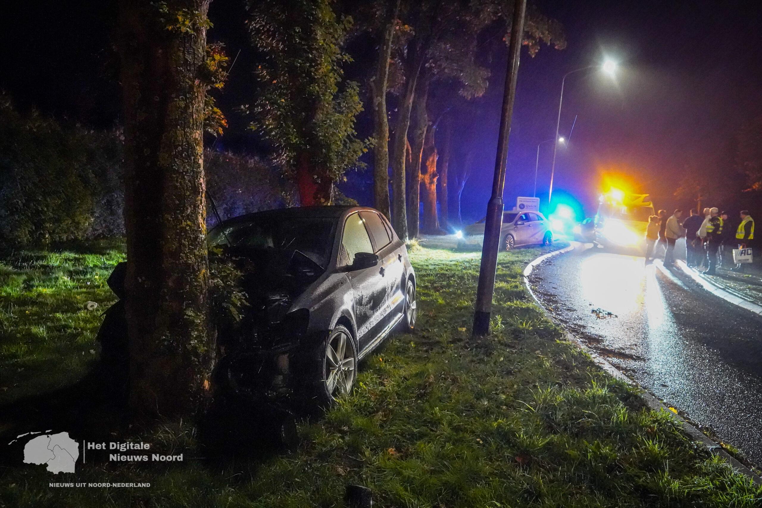 Auto met vier jongeren botst tegen boom in Emmen, een slachtoffer naar ziekenhuis