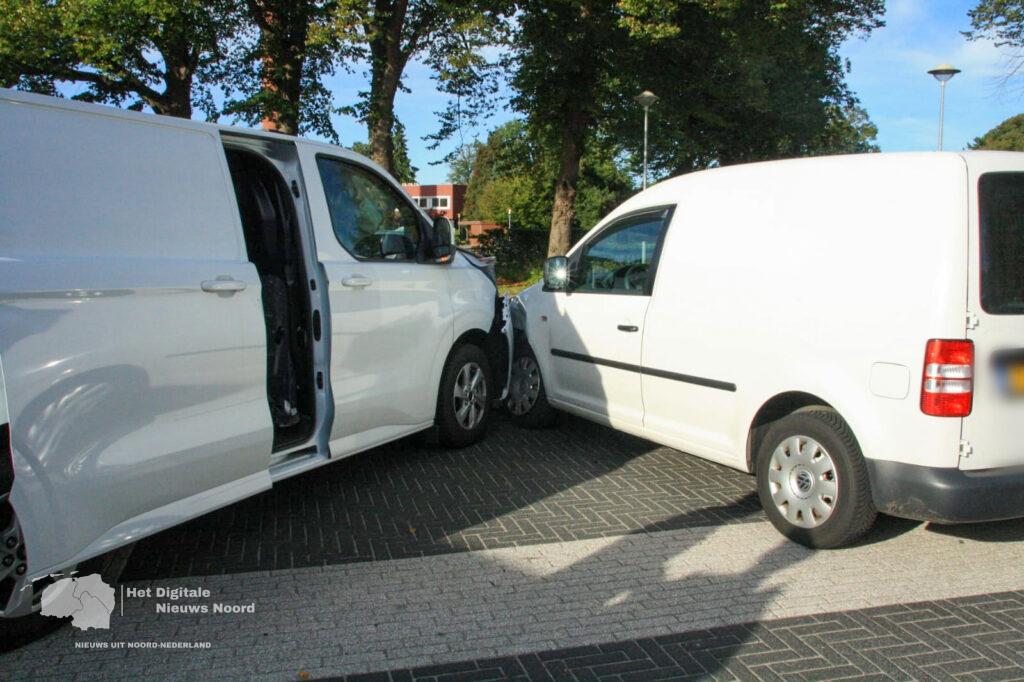 Botsing tussen twee bestelbusjes op Laadweg in Emmen